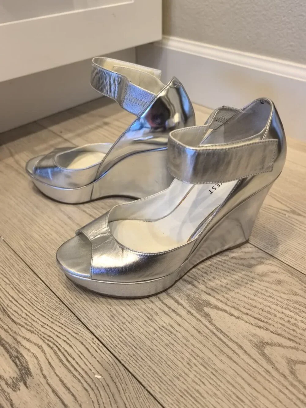 Nine West Silver Metallic Leather Peep Toe Wedge Heels Ankle Strap Size 6.5